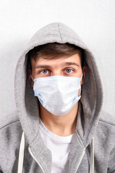 Retrato Joven Con Una Máscara Gripe Junto Pared Habitación —  Fotos de Stock