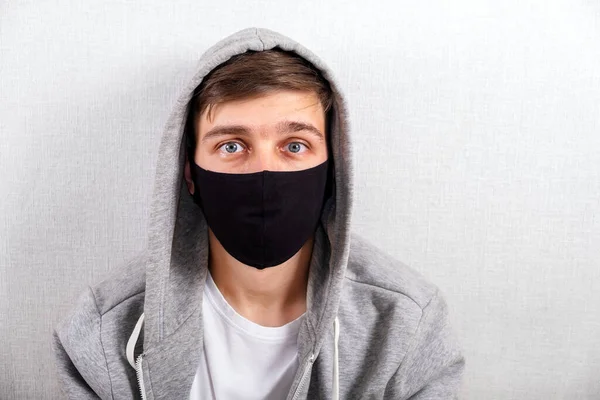 Porträt Eines Jungen Mannes Mit Grippemaske Der Wand Raum — Stockfoto