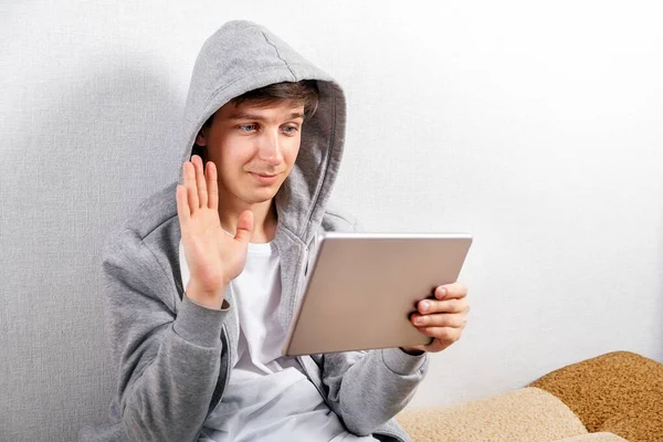 Jongeman Met Tablet Computer Wave Met Een Hand Bank Het — Stockfoto