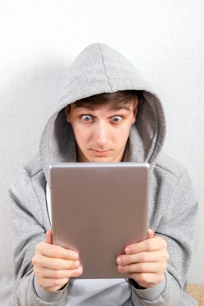 Verrast Jonge Man Met Een Tablet Computer Witte Achtergrond — Stockfoto