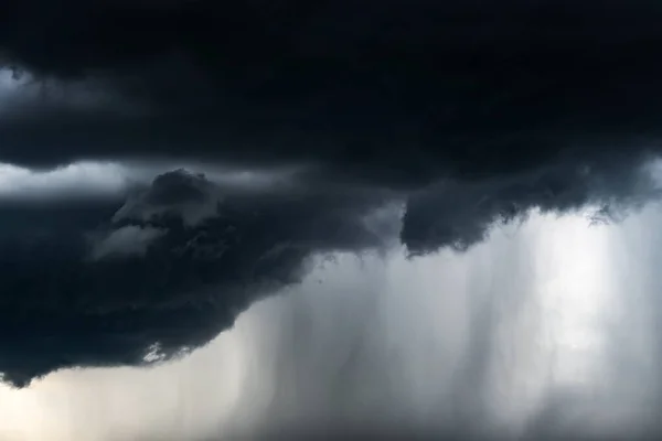 暴雨及黑暗及戏剧性暴雨云雾的模糊照片 — 图库照片