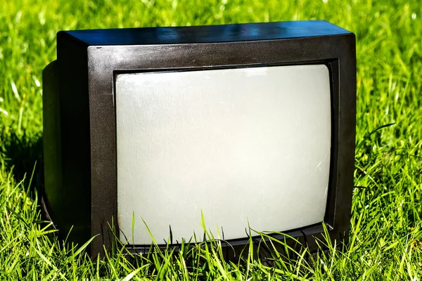 户外草坪上的老式模拟电视机 — 图库照片