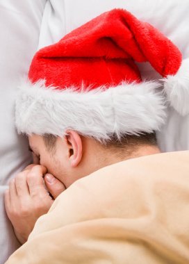 Santa Şapkalı Bir Adamın Arka Görünümü Yatakta Uyuyor