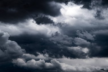 Karanlık ve dramatik fırtına bulutları arka plan