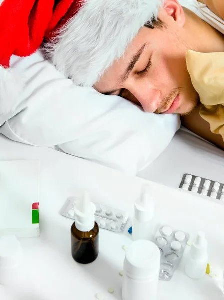Unge Man Santa Hat Sover Sängen Med Piller — Stockfoto