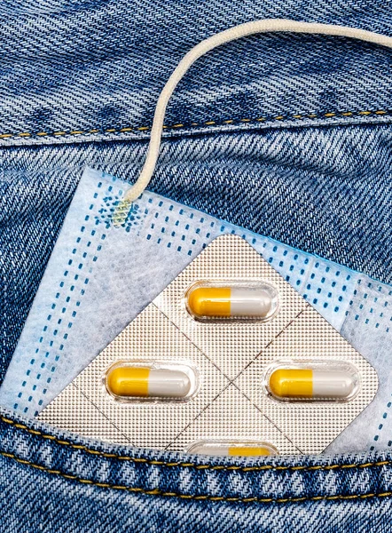 Máscara Gripe Médica Unas Píldoras Primer Plano Jeans Pocket — Foto de Stock