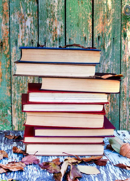 Stapel Boeken Achtergrond Van Oude Houten Muur — Stockfoto