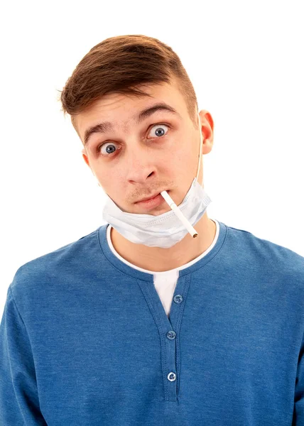 Verrast Jonge Man Een Griepmasker Met Een Sigaret Witte Achtergrond — Stockfoto