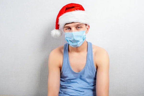 Joven Triste Santa Sombrero Máscara Gripe Por Pared Habitación — Foto de Stock