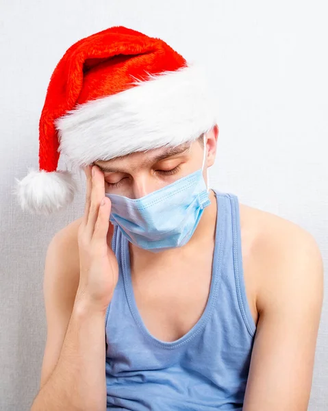 Jovem Triste Santa Chapéu Máscara Gripe Pela Parede Sala — Fotografia de Stock