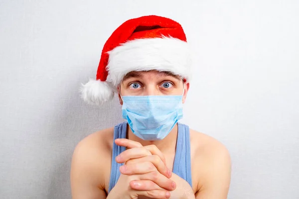 Fearful Young Man Santa Hat Flu Mask White Wall Background — Stock Photo, Image