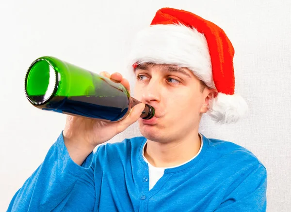 Молодой Человек Санта Шапке Пьет Пиво Стены Комнате — стоковое фото