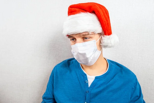 Joven Triste Santa Sombrero Máscara Gripe Por Pared Habitación — Foto de Stock