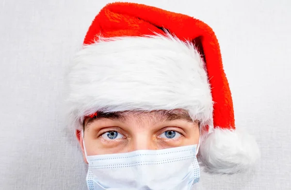 Young Man Santa Hat Flu Mask Wall Closeup — Stock Photo, Image