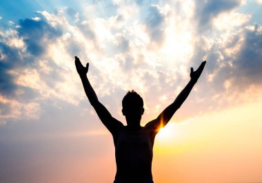 Neşeli Adam Silueti, Eller Yukarı, Günbatımı Arkaplanı