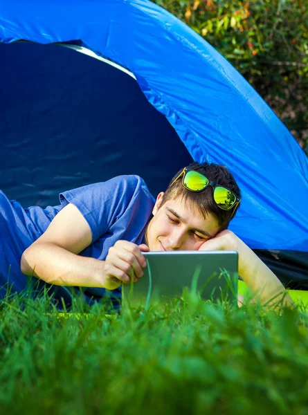 Giovane Con Computer Tablet Nella Tenda Sulla Natura — Foto Stock