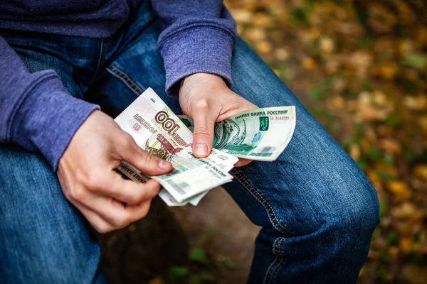 Osoba Trzymać Liczyć Rosyjskie Pieniądze Zbliżeniu Ulicy — Zdjęcie stockowe
