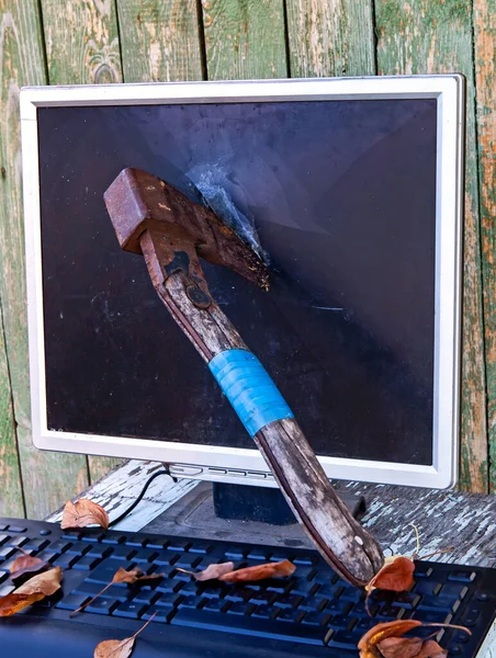 Bijl Een Computerscherm Monitor Oude Planken Achtergrond Outdoor — Stockfoto