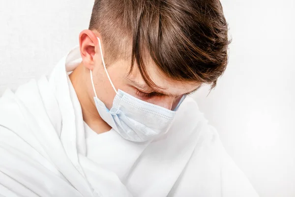 Triste Jeune Homme Dans Masque Contre Grippe Près Mur Dans — Photo