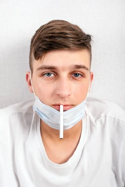 Homem Jovem Uma Máscara Gripe Com Cigarro Perto Parede Branca — Fotografia de Stock