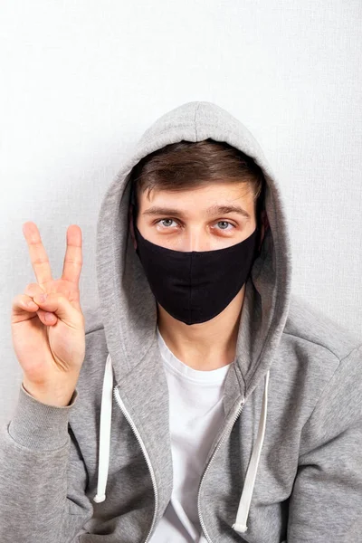 Junger Mann Mit Grippe Maske Zeigt Siegesgeste Der Wand Raum — Stockfoto