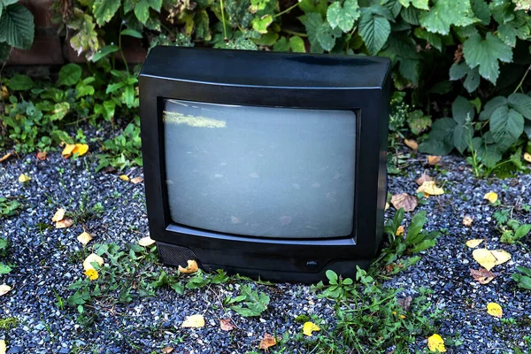 Old Analog Television Ligger Gatan Utomhus — Stockfoto