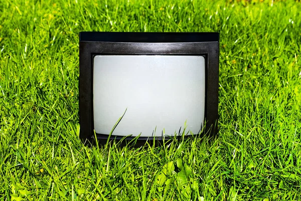 户外草坪上的老式模拟电视机 — 图库照片