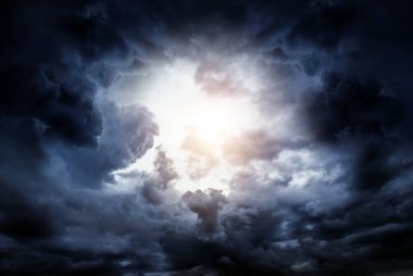 Karanlık ve Dramatik Fırtına Bulutlarında Işık