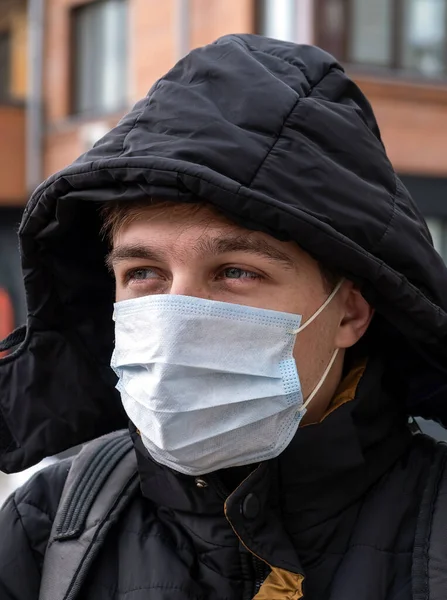 Ung Man Influensa Masken City Street Porträtt Närbild — Stockfoto