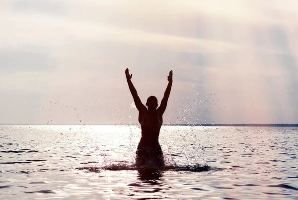 Getinte Foto Van Happy Man Silhouet Met Handen Omhoog Het — Stockfoto