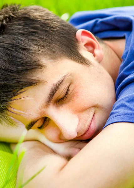 Glücklicher Junger Mann Schläft Auf Dem Rasen Der Sommerwiese Großaufnahme — Stockfoto