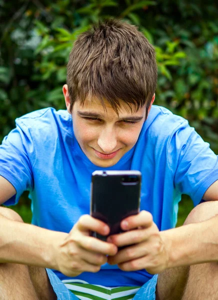 Jovem Com Telefone Celular Parque Verão — Fotografia de Stock