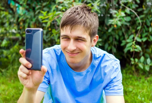 Glücklicher Junger Mann Macht Ein Foto Mit Einem Handy Freien — Stockfoto