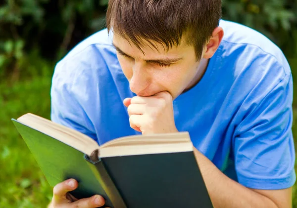 Giovane Preoccupato Leggere Libro Nel Parco Estivo Primo Piano — Foto Stock