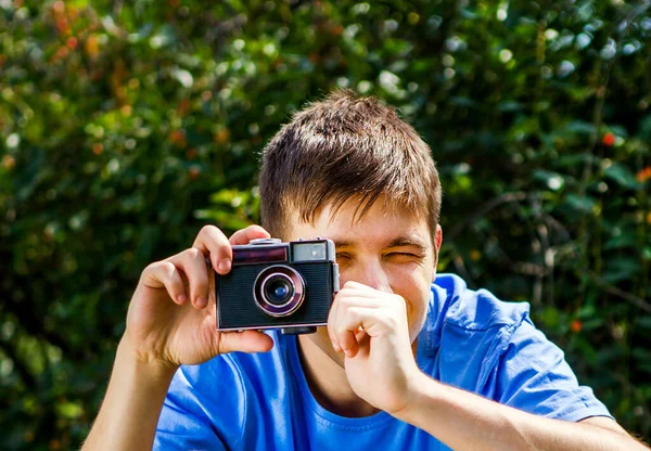 Młody Człowiek Vintage Aparat Fotograficzny Zewnątrz — Zdjęcie stockowe