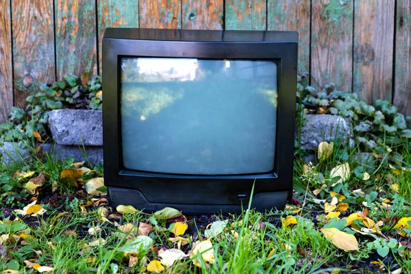 风化木板背景图上的老式模拟电视机 — 图库照片