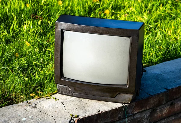 Stary Telewizor Analogowy Zewnątrz Trawy — Zdjęcie stockowe