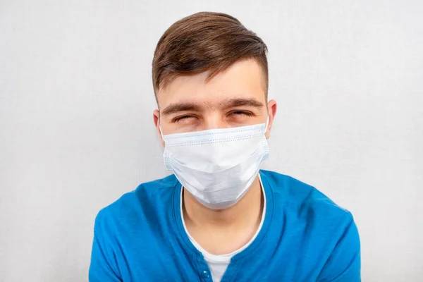 Joven Feliz Con Una Máscara Gripe Pared Habitación — Foto de Stock