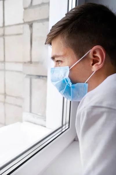 Giovane Uomo Maschera Antinfluenzale Vicino Alla Finestra Nella Stanza — Foto Stock