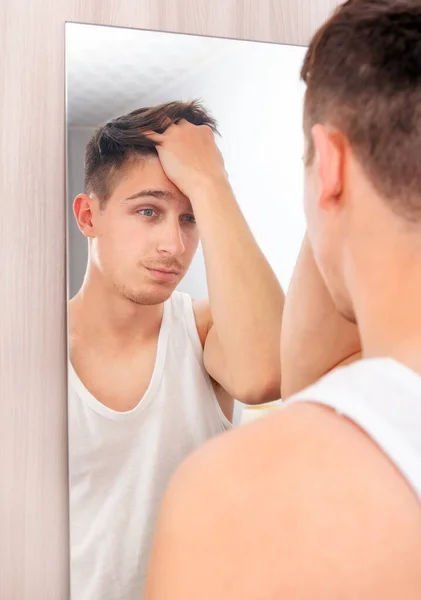 Giovane Triste Vicino Allo Specchio Nella Stanza — Foto Stock