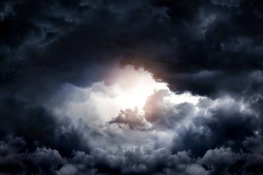 Karanlık ve Dramatik Fırtına Bulutlarında Işık
