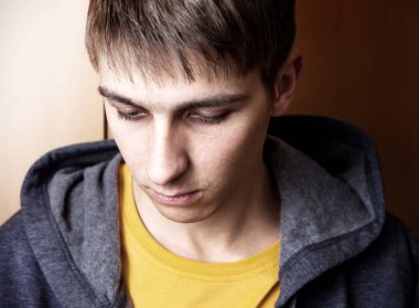 Evdeki duvarın orada üzgün genç adam.