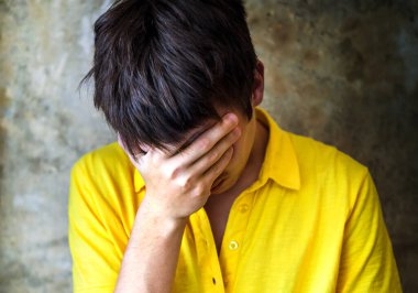 Hüzünlü Genç adam portresi Eski Duvar Kapanışı