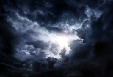 Karanlık ve Dramatik Fırtına Bulutlarında Işık