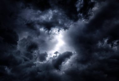 Karanlık ve dramatik fırtına bulutları arka plan