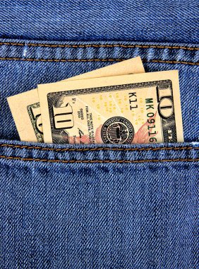 Kotun cebindeki Amerikan Doları. Yakın plan.