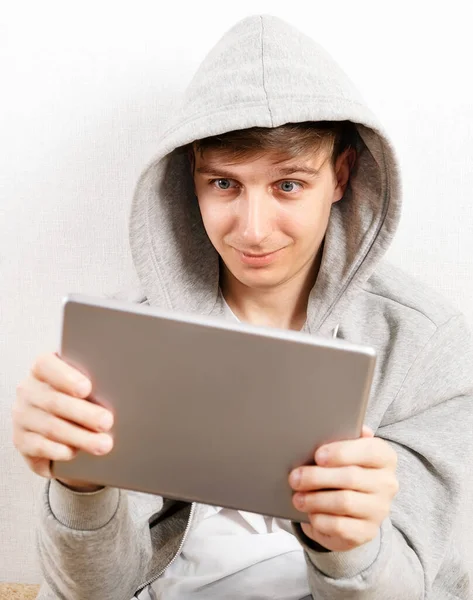 Jongeman Met Een Tablet Computer Witte Achtergrond — Stockfoto
