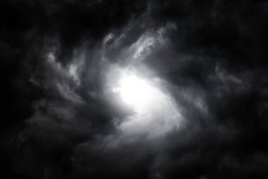 Kara Fırtına Bulutlarında Bulanık Kasırga