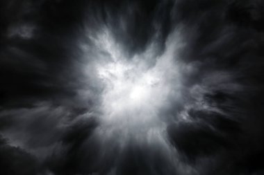 Karanlık ve dramatik fırtına bulutları arka plan