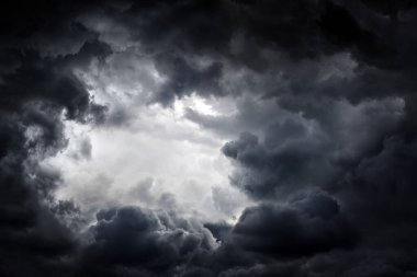 Karanlık ve dramatik fırtına bulutları arka plan